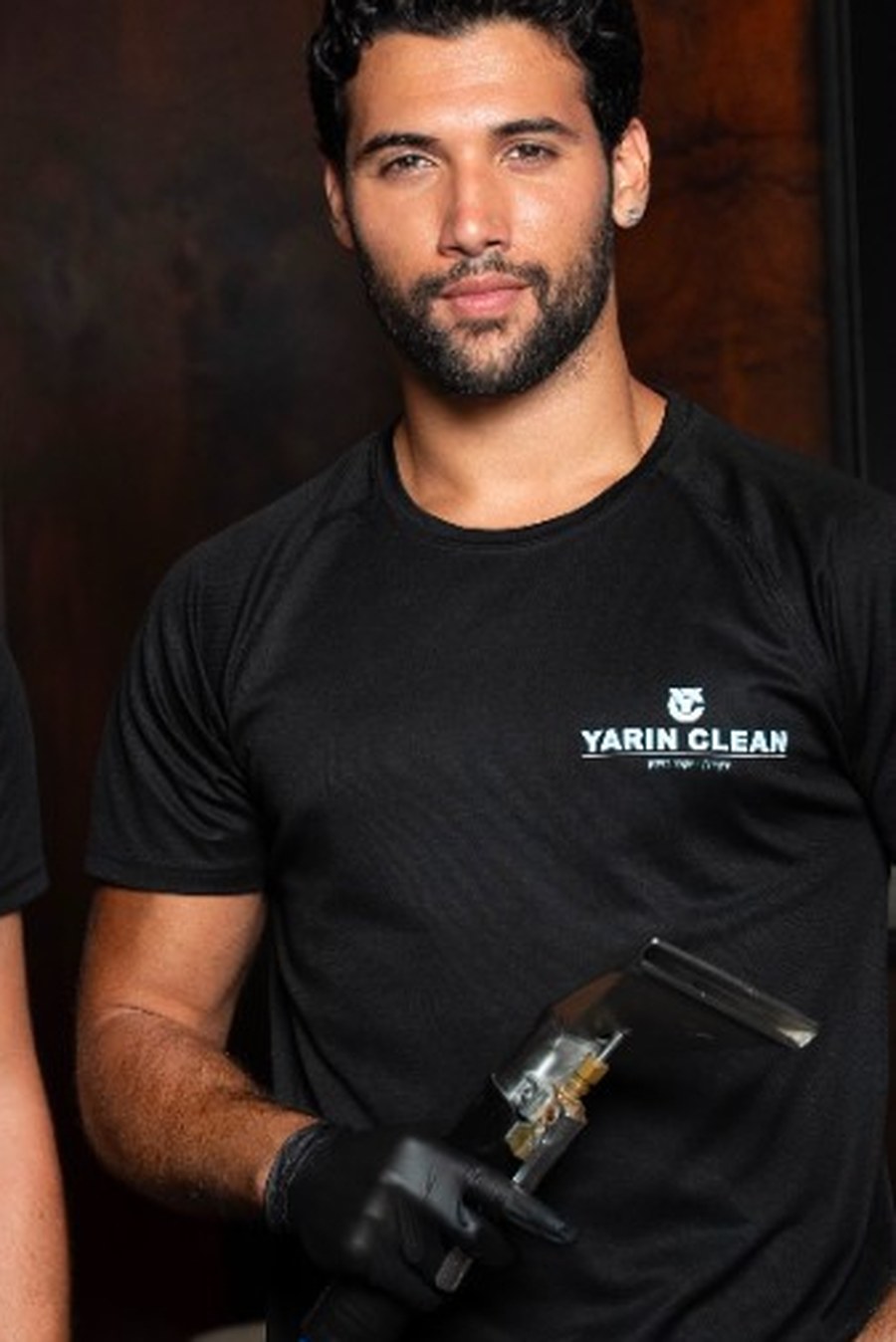 ירין, בעל המקצוע של Clean Yarin, עם ציוד ניקוי טקסטיל מקצועי